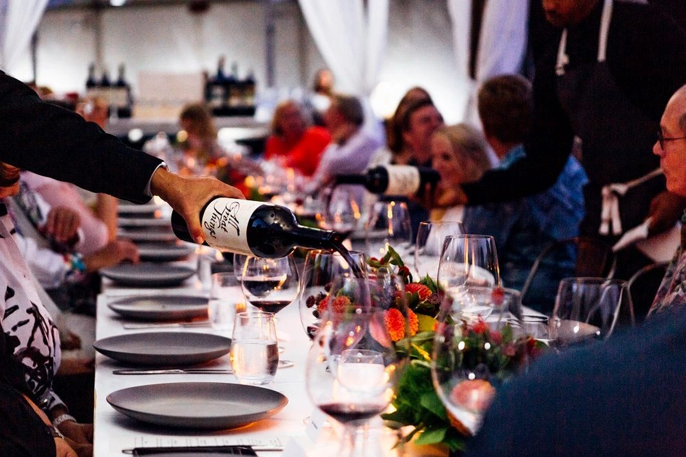 Gedekte lange tafel met wijn tijdens het jaarlijkse VAO-diner