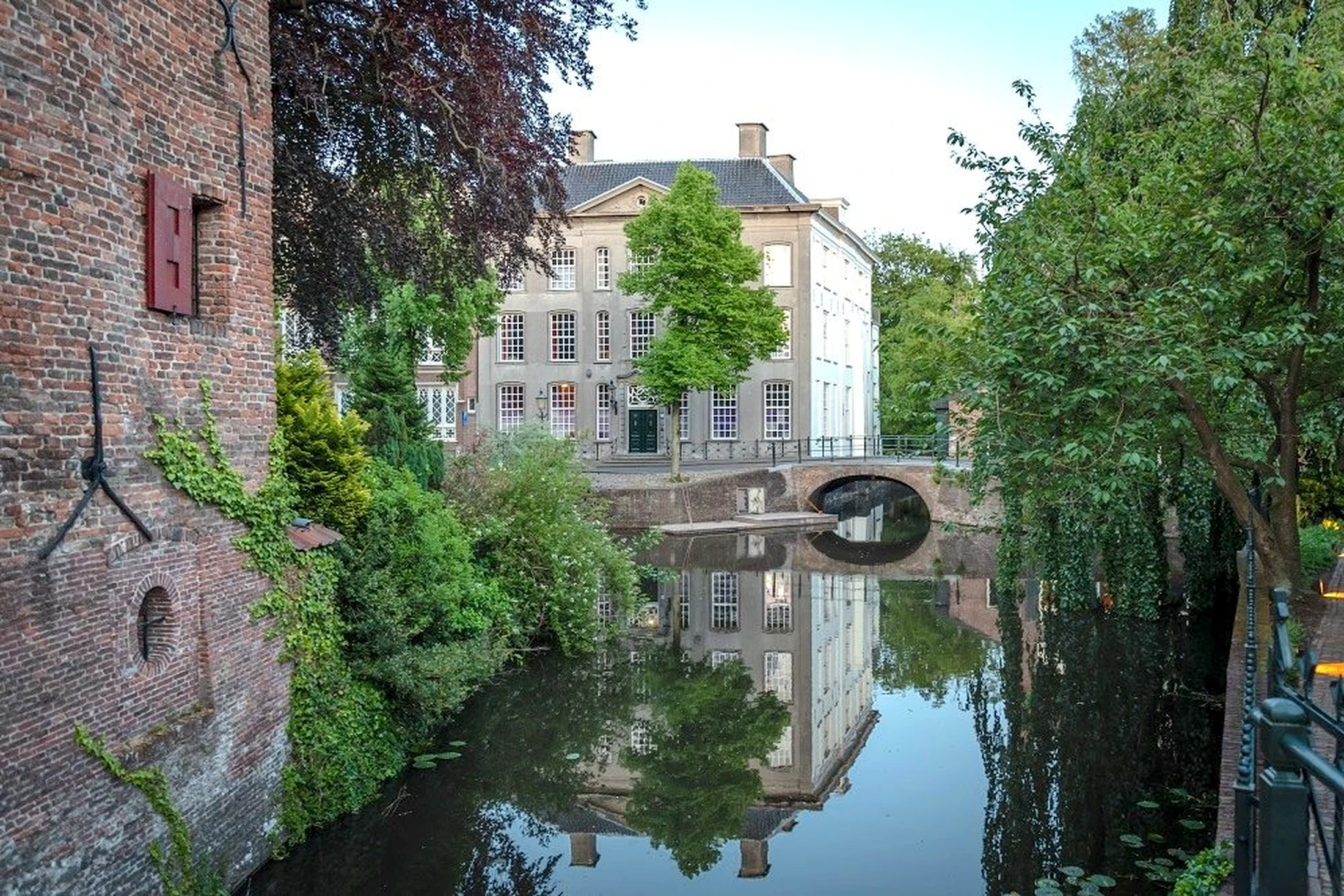 Gracht in de Amersfoortse binnenstad met historisch pand en boogbrug